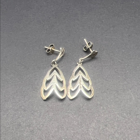Jewelry - Elegant Silver Leaf Earrings